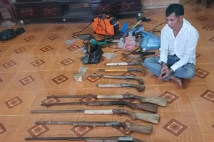Triệt phá 'xưởng' chế tạo, mua bán trái phép súng quân dụng