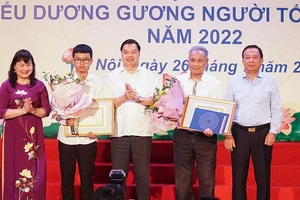 Cụ ông 82 tuổi đỗ tốt nghiệp THPT nhận giải thưởng ‘Gương lao động và học tập’