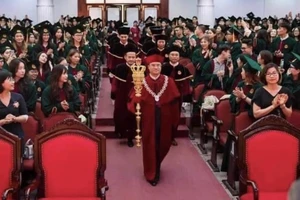 Yêu cầu hiệu trưởng cầm quyền trượng trong lễ trao bằng tốt nghiệp phải báo cáo 