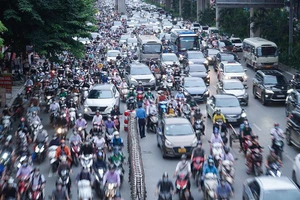 Hà Nội: Giao thông trên đường Nguyễn Trãi vẫn 'loạn' sau 3 ngày lắp dải phân cách