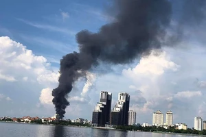 Hà Nội: Cháy kho hàng, cột khói bốc cao hàng chục mét 