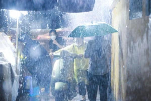 Hà Nội: Người dân đội mưa tới chùa lễ Phật dịp Rằm tháng 7