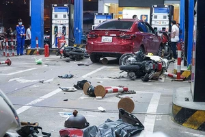 Hiện trường ngổn ngang vụ ô tô đâm vào cửa hàng xăng dầu ở Hà Nội