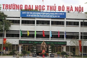 Tạm đình chỉ một giảng viên để xác minh hành vi quấy rối tình dục