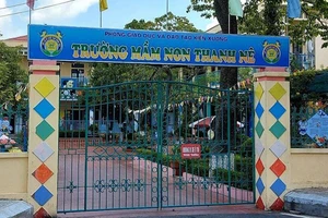 Tạm đình chỉ nữ giáo viên nghi 'cặp bồ' để làm tường trình