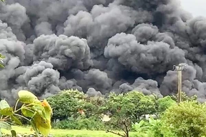 Hà Nội: Cửa hàng sản xuất kinh doanh thảm, chăn... bị lửa thiêu rụi