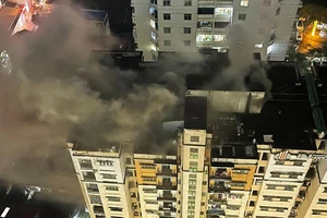Nhiều người tháo chạy trong vụ hỏa hoạn ở tòa chung cư cao tầng