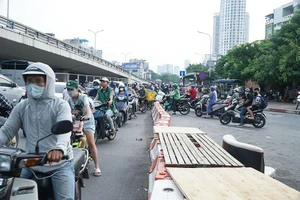 Ảnh: Nhiều xe máy thản nhiên đi ngược chiều tại nút giao thông 'nóng' ở Hà Nội