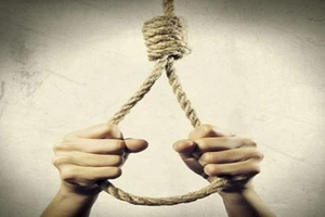 Phát hiện 2 cha con tử vong trong tư thế treo cổ