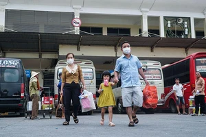 Hà Nội: Khách đón xe về quê nghỉ lễ 2-9 ngày càng đông