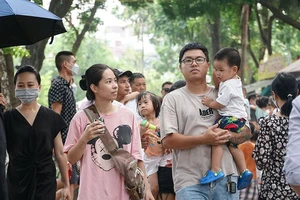 Hà Nội: Vườn thú Thủ Lệ đông nghịt người dịp 2-9