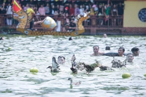 Hà Nội: Độc đáo với màn 'ném bưởi, bắt vịt' tại hội làng Triều Khúc