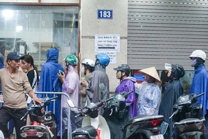 Người Hà Nội đội mưa, xếp hàng mua bánh trung thu truyền thống