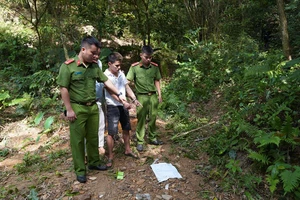 Thanh niên 17 tuổi dùng gậy tấn công cụ bà 63 tuổi để cướp túi xách