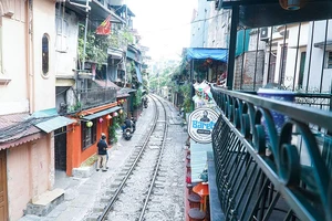 Hà Nội ra quân xóa 'phố cà phê đường tàu'