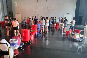 Cư dân 1 chung cư ở Hà Nội thức thâu đêm dùng xô, chậu... chờ lấy nước sạch
