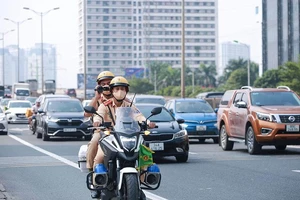 Hà Nội: CSGT ghi hình, xử phạt tài xế đi sai làn ở Vành đai 3 trên cao