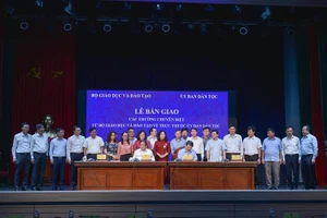 Bộ GD&ĐT chính thức bàn giao 5 trường chuyên biệt về Ủy ban Dân tộc