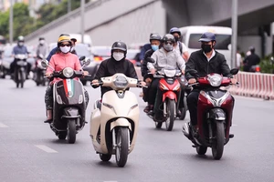 Người Hà Nội ra đường kín mít trong gió lạnh cuối thu