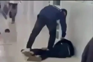 Nam sinh một trường đại học bị đánh hội đồng ngay trong trường