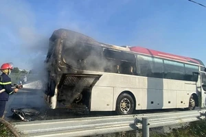 Xe chở 40 công nhân bốc cháy khi đang chạy trên cao tốc