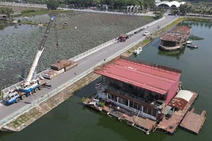 Hà Nội tiếp tục tháo dỡ du thuyền bỏ hoang ở hồ Tây