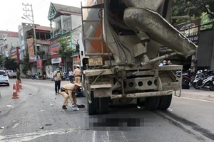 Xe bồn va chạm xe máy khiến hai người tử vong