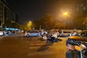 Hà Nội: Ô tô phóng nhanh hất văng người trên xe máy rồi lật ngửa
