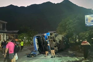 Xe khách lật nghiêng, nhiều người bị thương