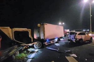 Tai nạn liên hoàn trên cao tốc, 7 ô tô bị hư hỏng nặng