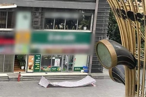 Hà Nội: Bé trai rơi từ tầng cao xuống đất tử vong