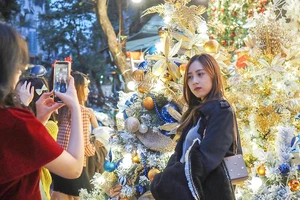 Hà Nội: Không khí Noel tràn ngập trên phố Hàng Mã