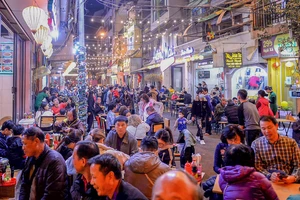 Hà Nội: Hàng nghìn người kéo về phố ẩm thực Đảo Ngọc - Ngũ Xã trong đêm khai trương