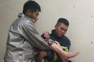 Hà Nội: Cảnh sát kịp cứu 12 người trong 2 vụ cháy nhà, cháy quán karaoke 