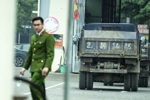 Hình ảnh công an khám xét Trạm đăng kiểm 29-03S tại Hà Nội