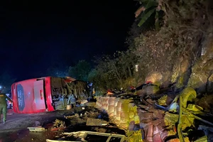 Xe khách mất phanh va vào xe máy, 2 người tử vong