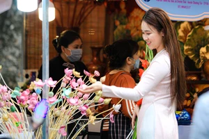 Chợ hoa lâu đời nhất Hà Nội nhộn nhịp Tết Nguyên đán