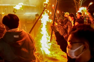 Độc đáo với tục xin lửa cầu may trong đêm giao thừa ở Nam Định