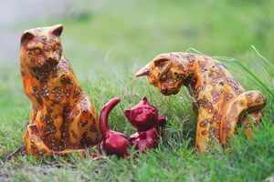 Độc đáo với linh vật mèo được làm bằng chất liệu sơn mài 