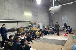 Công an Hà Nội tạm giữ hình sự 18 người tham gia đánh bạc