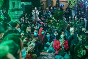 Người dân Hà Nội nườm nượp tới cầu an ở chùa Phúc Khánh