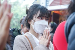 Hàng nghìn người đổ về Phủ Tây Hồ dịp Rằm tháng Giêng