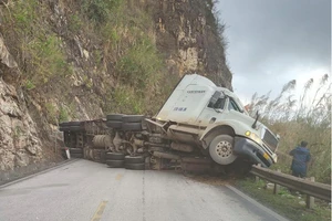 Xe đầu kéo đâm vào vách núi, giao thông ùn tắc kéo dài