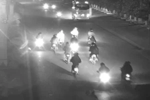 60 thanh thiếu niên chuẩn bị hỗn chiến thì bị công an ập tới