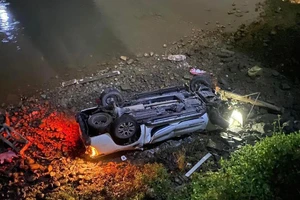 Ô tô tông lan can cầu Ka Long rơi xuống sông, 3 người thương vong