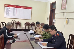 Tài xế vật ngã CSGT bị xử phạt, tước giấy phép lái xe 23 tháng 