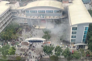 Cháy tầng hầm trong trường tiểu học, nhiều học sinh chạy tán loạn