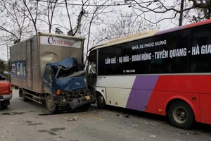 Xe khách va chạm với xe tải trên quốc lộ, 7 người thương vong 