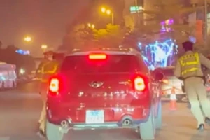 Bị kiểm tra nồng độ cồn, tài xế lái xe hất CSGT lên nắp cappo