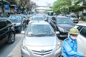 Người dân Hà Nội xếp hàng dài chờ đăng kiểm xe